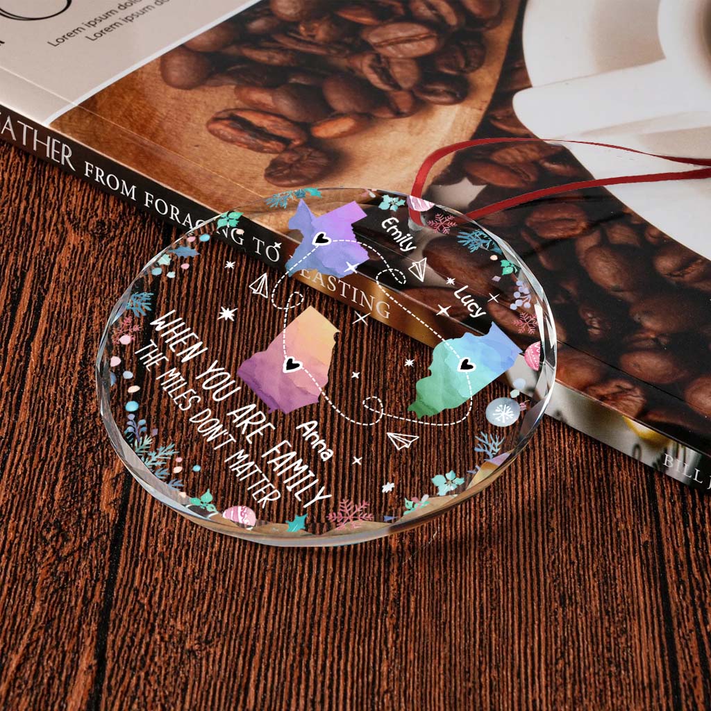 L'amour entre les membres d'une famille ne connaît pas de distance.
 - Ornement en verre rond personnalisé pour la famille