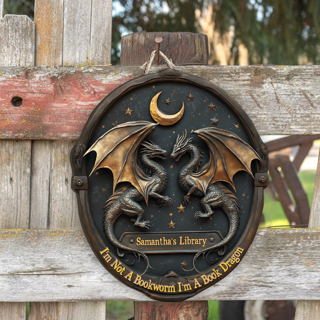 Je ne suis pas un rat de bibliothèque, je suis un dragon des livres ! – Panneau en bois personnalisé en forme de livre