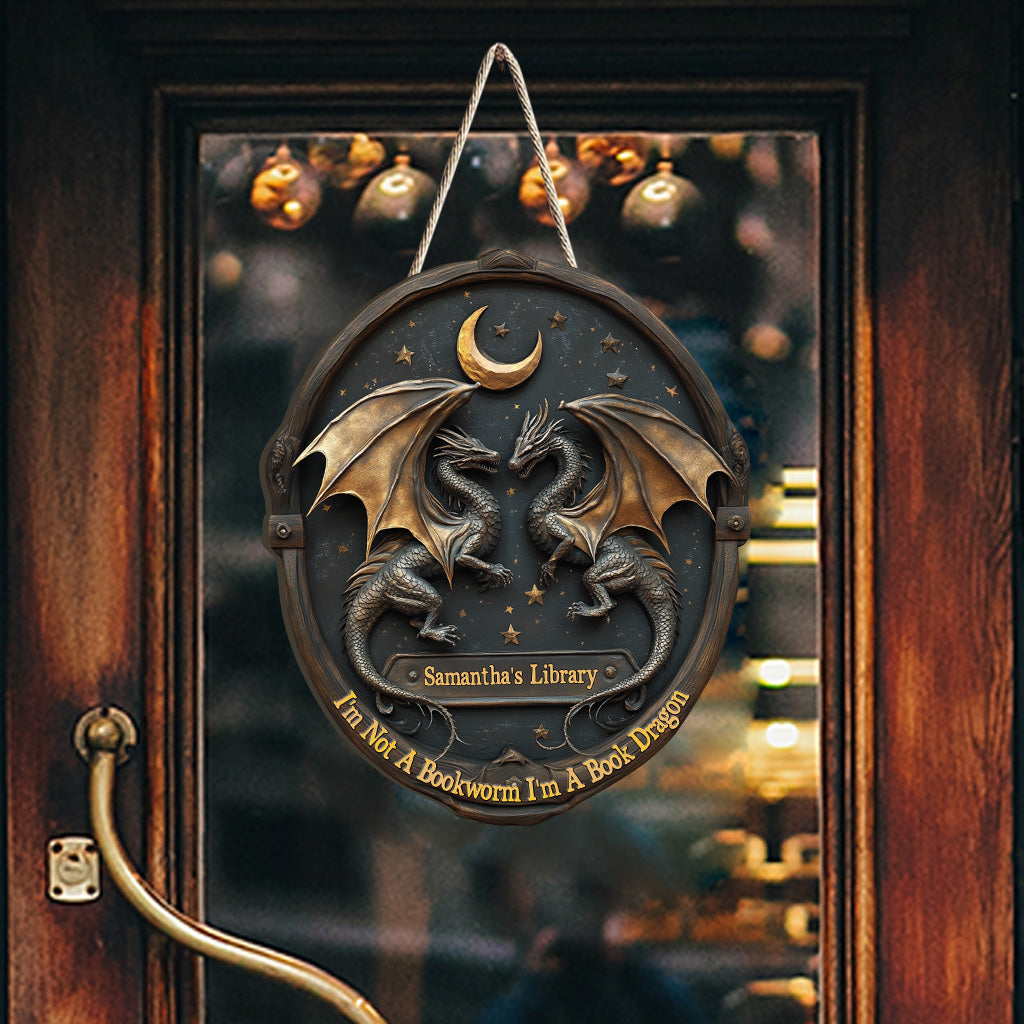 Je ne suis pas un rat de bibliothèque, je suis un dragon des livres ! – Panneau en bois personnalisé en forme de livre