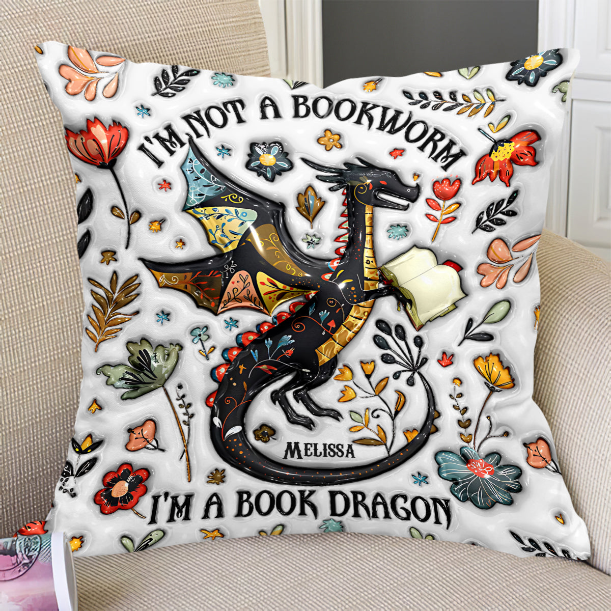 Je ne suis pas un rat de bibliothèque, je suis un dragon des livres - Coussin décoratif personnalisé en forme de livre