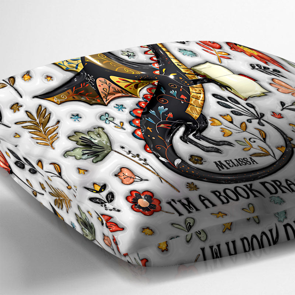 Je ne suis pas un rat de bibliothèque, je suis un dragon des livres - Coussin décoratif personnalisé en forme de livre