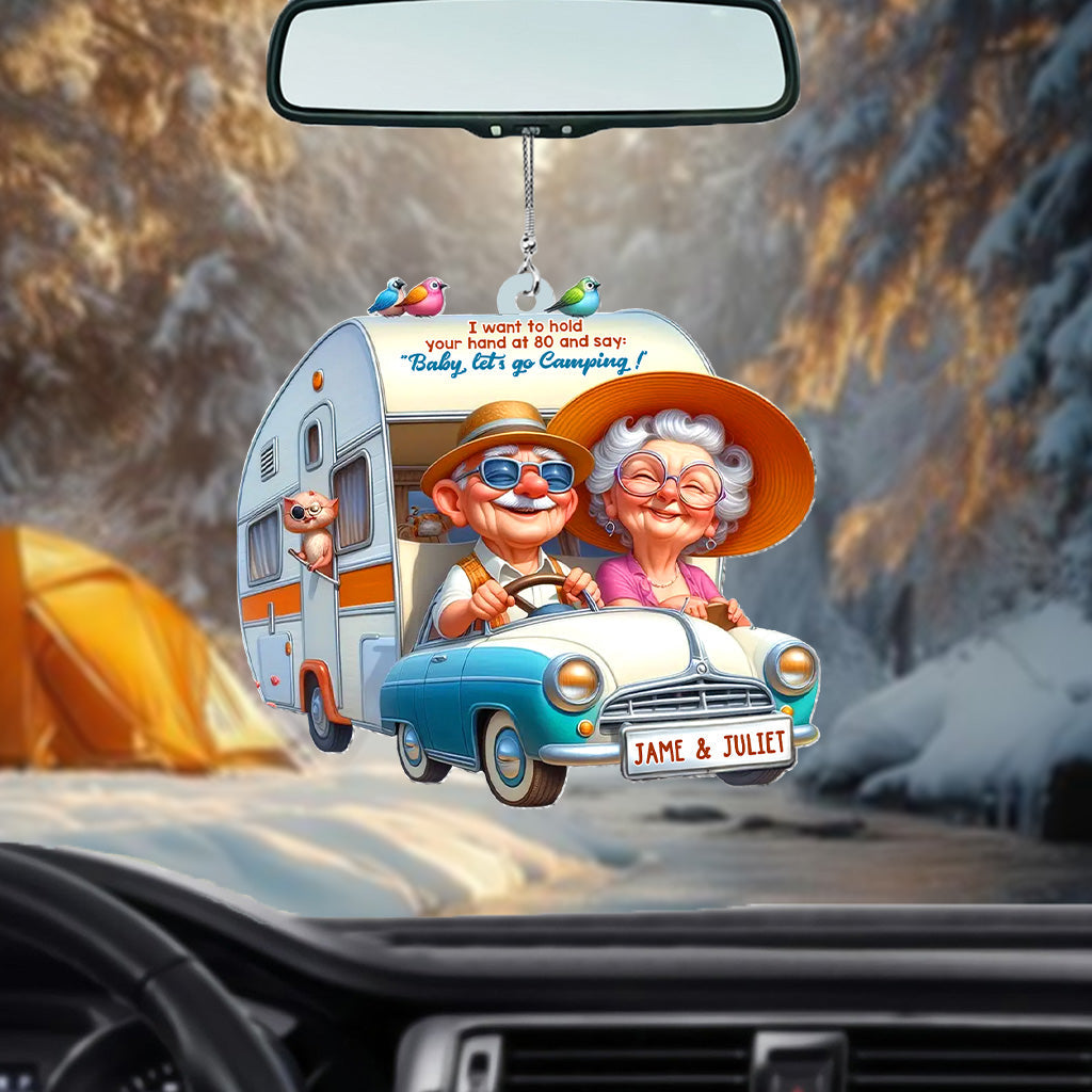 Je veux te tenir la main à 80 ans et te dire : « Bébé, allons camper ! » - Ornement de voiture de camping personnalisé