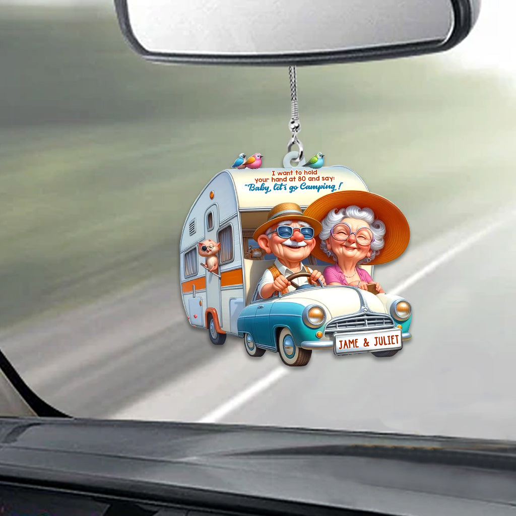Je veux te tenir la main à 80 ans et te dire : « Bébé, allons camper ! » - Ornement de voiture de camping personnalisé