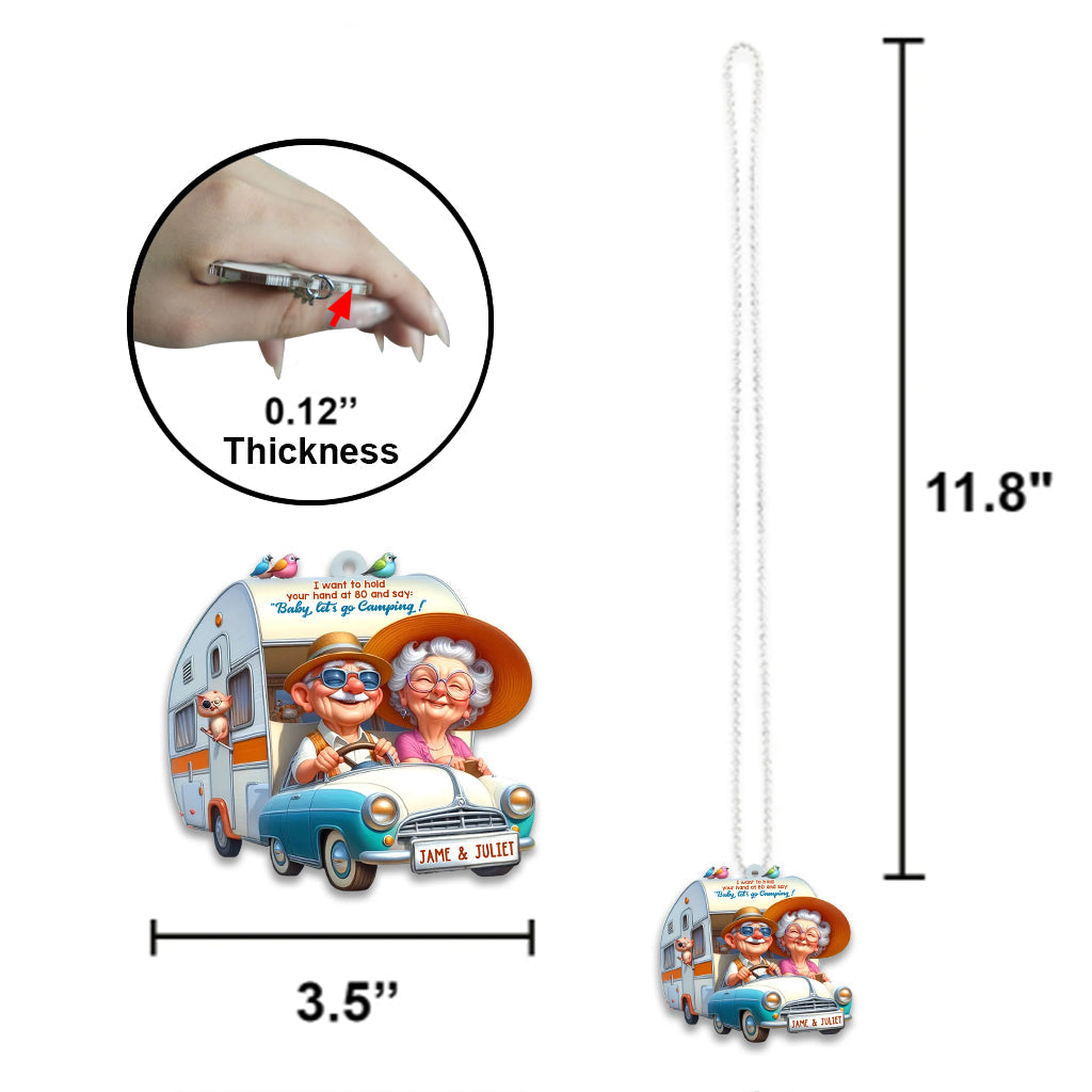 Je veux te tenir la main à 80 ans et te dire : « Bébé, allons camper ! » - Ornement de voiture de camping personnalisé