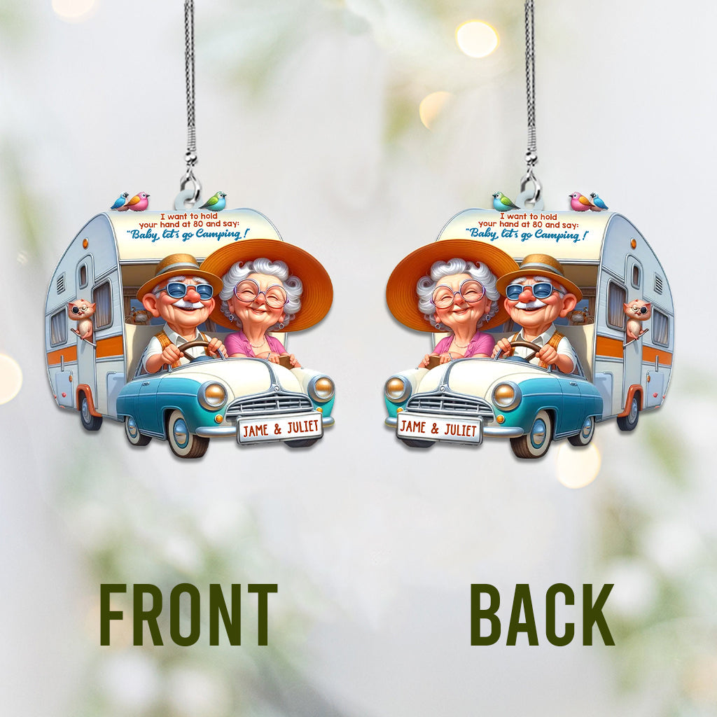 Je veux te tenir la main à 80 ans et te dire : « Bébé, allons camper ! » - Ornement de voiture de camping personnalisé