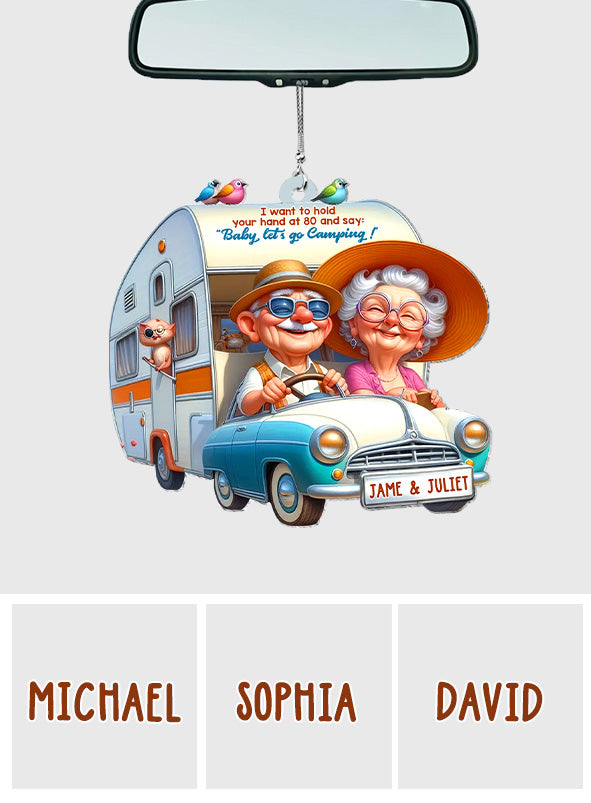Je veux te tenir la main à 80 ans et te dire : « Bébé, allons camper ! » - Ornement de voiture de camping personnalisé