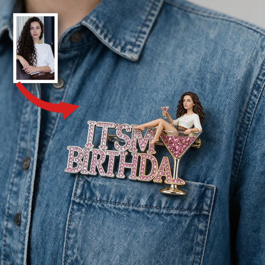 C'est mon anniversaire - Femme Martini aux Cheveux Bouclés Personnalisée Épingle Émaillée 3D