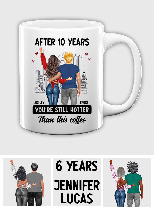 Après des années, vous êtes toujours plus séduisants que ce café - Mug personnalisé pour couple