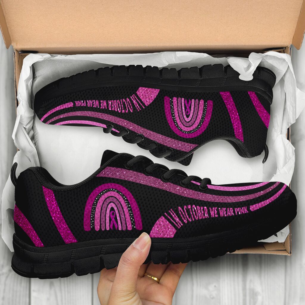 En octobre, nous portons des baskets roses pour sensibiliser au cancer du sein (0622)