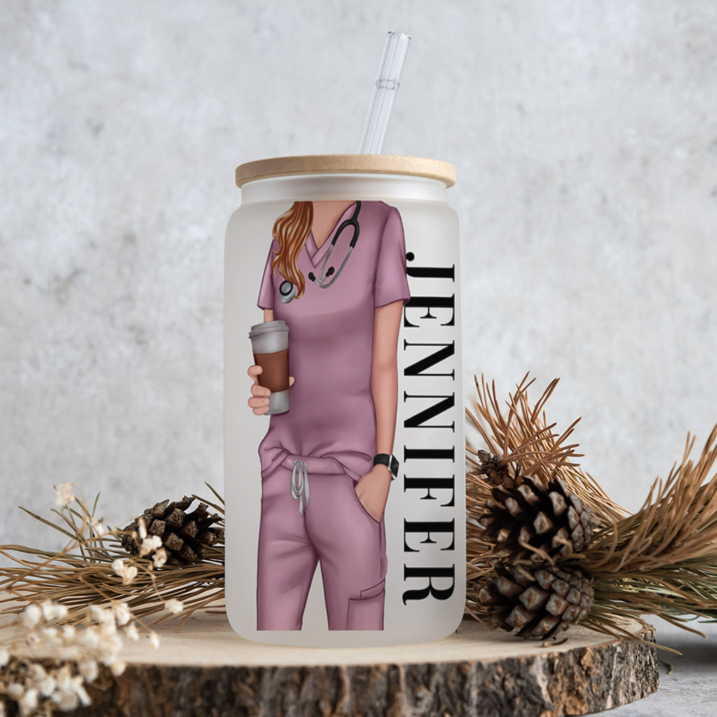 Elle travaille volontiers de ses mains - Verre personnalisé pour infirmière