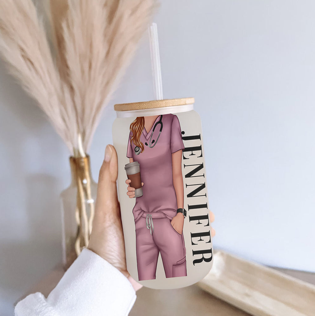 Elle travaille volontiers de ses mains - Verre personnalisé pour infirmière