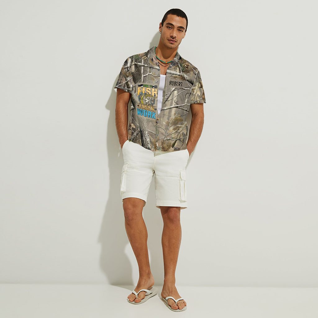 Né pour pêcher, forcé de travailler - Chemise hawaïenne de pêche personnalisée