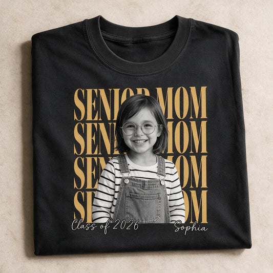 T-shirt personnalisé vintage photo Senior Mom | Cadeau de graduation personnalisé pour maman fière de la promotion 2026