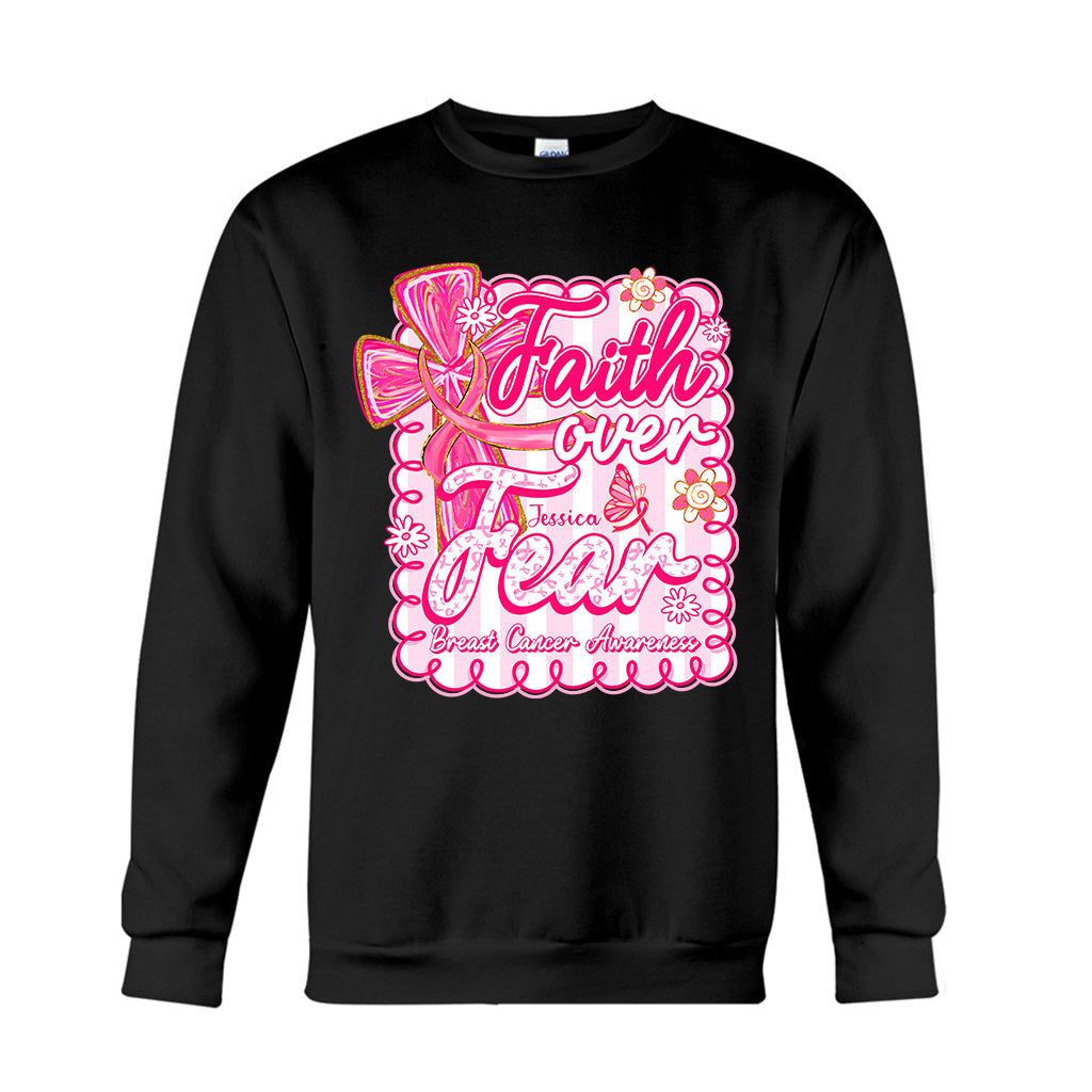 T-shirt et sweat à capuche personnalisés « Preppy Breast Cancer Faith Over Fear » (La foi plutôt que la peur face au cancer du sein)