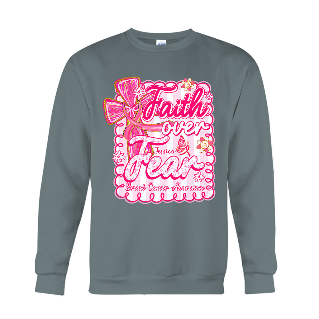 T-shirt et sweat à capuche personnalisés « Preppy Breast Cancer Faith Over Fear » (La foi plutôt que la peur face au cancer du sein)