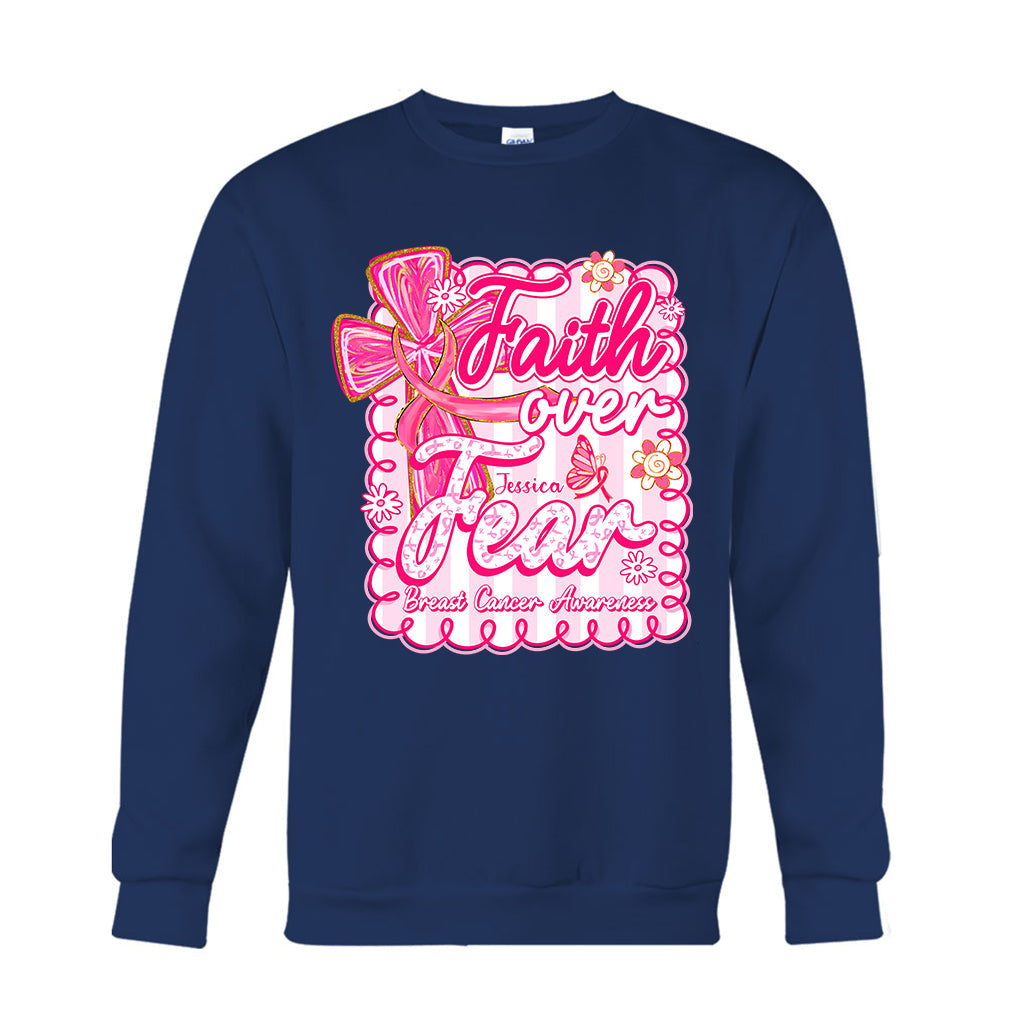T-shirt et sweat à capuche personnalisés « Preppy Breast Cancer Faith Over Fear » (La foi plutôt que la peur face au cancer du sein)