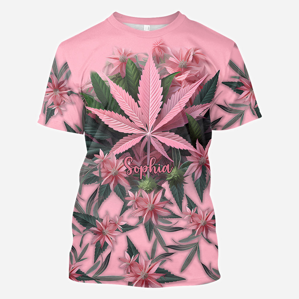 T-shirt rose « Stoner Chick » personnalisé avec motif cannabis.