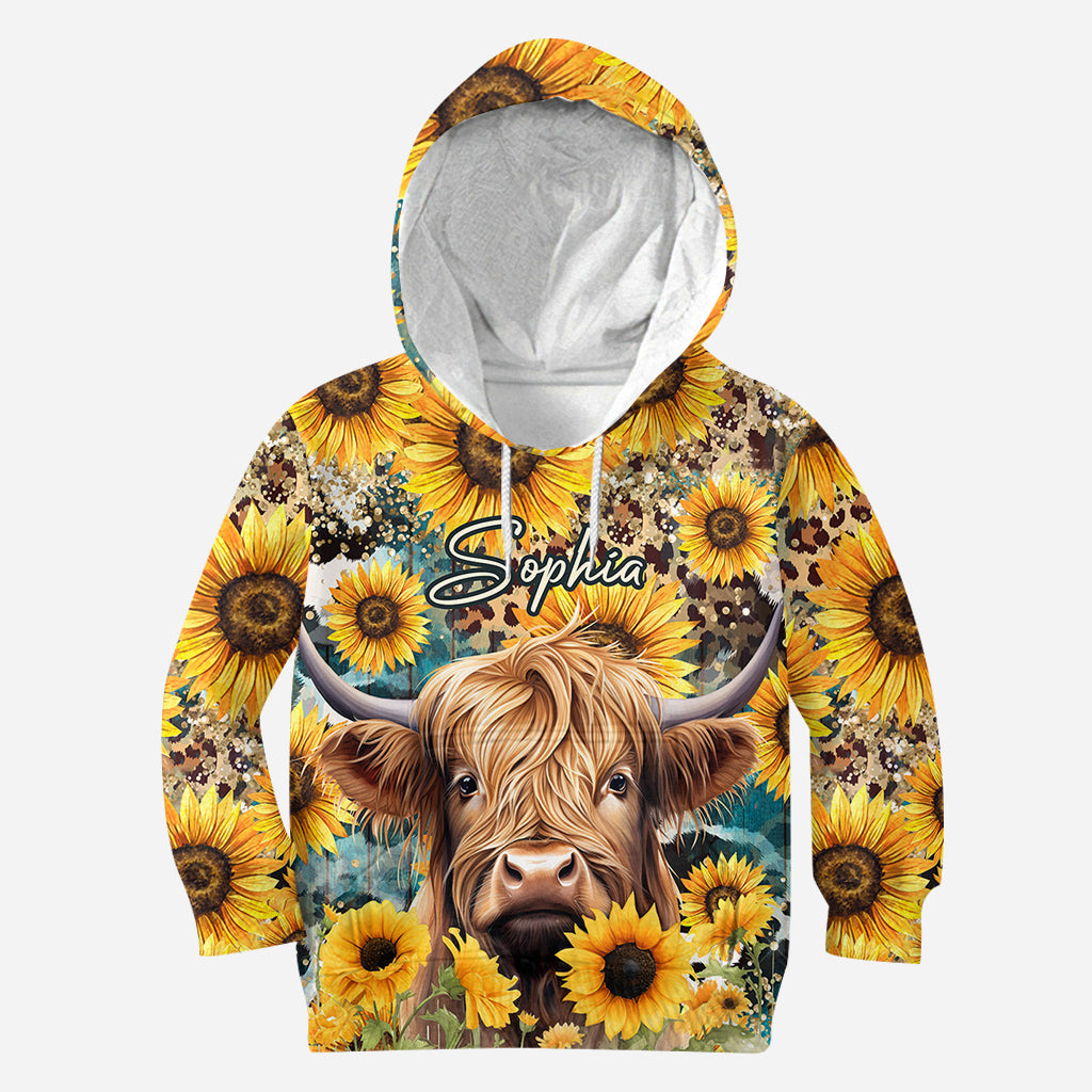 T-shirt personnalisé intégral représentant une vache des Highlands parmi des tournesols