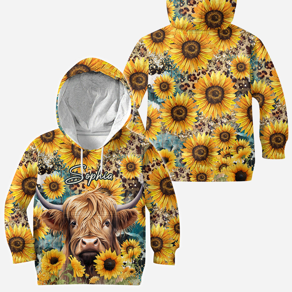 T-shirt personnalisé intégral représentant une vache des Highlands parmi des tournesols