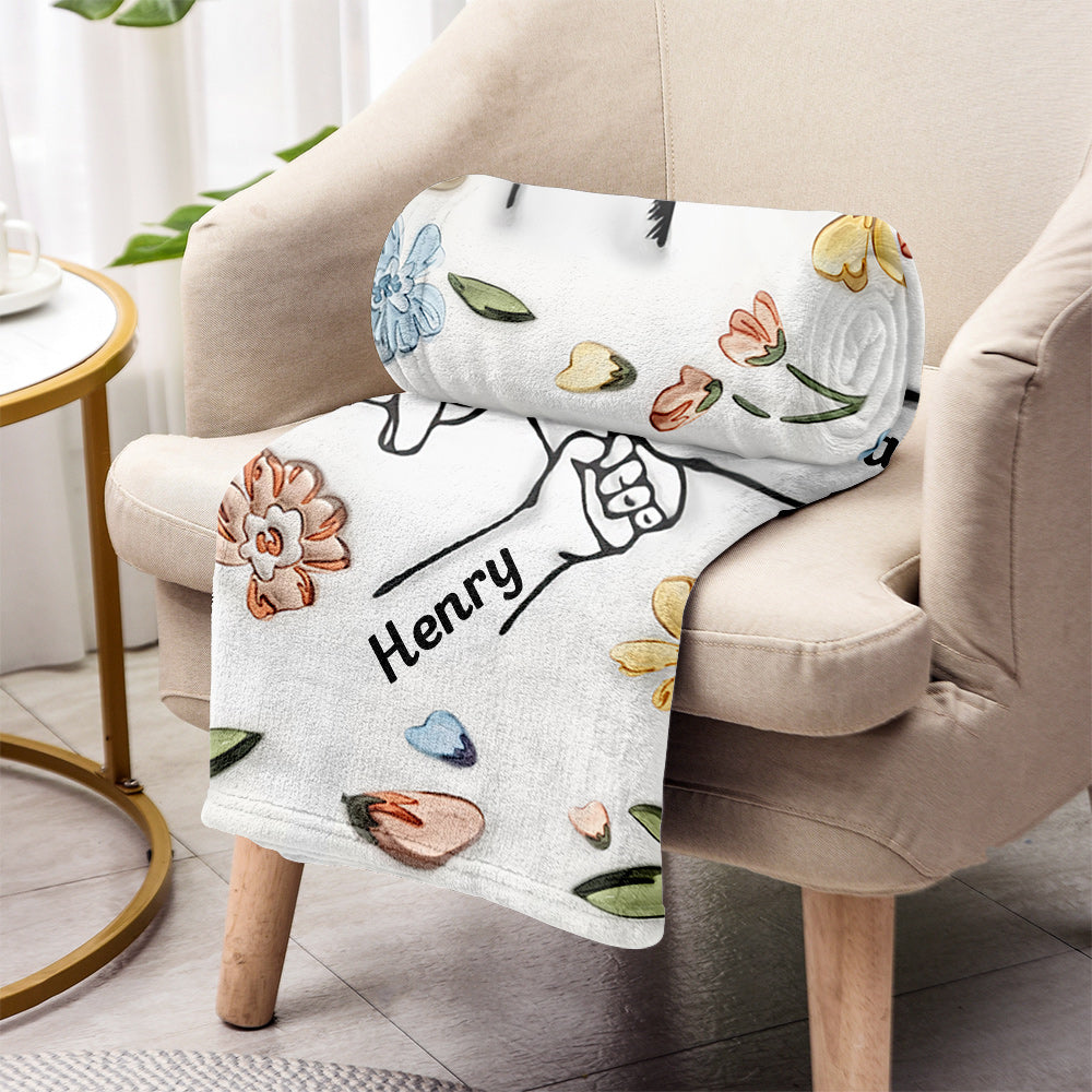 Couverture personnalisée « Mains aimantes de maman tenant des fleurs pastel »