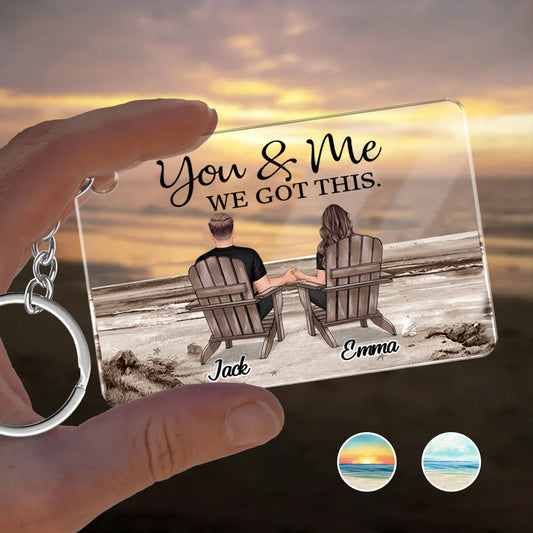 Porte-clés transparent personnalisé pour couple, vue rétro vintage sur un paysage de plage. Couple assis de dos. Porte-clés transparent personnalisé représentant un couple.