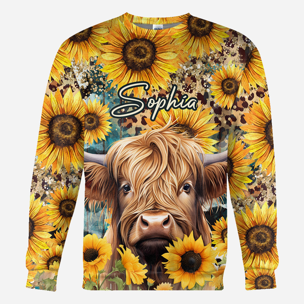 T-shirt personnalisé intégral représentant une vache des Highlands parmi des tournesols