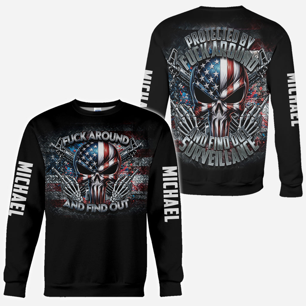 Protégé par la surveillance "Fck Around and Find out" - T-shirt personnalisé tête de mort sur toute la surface