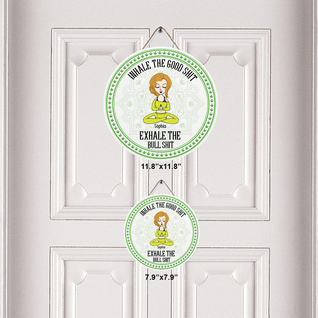 Inspirez la bonne herbe, expirez les conneries - Panneau rond en bois personnalisé sur le thème du cannabis