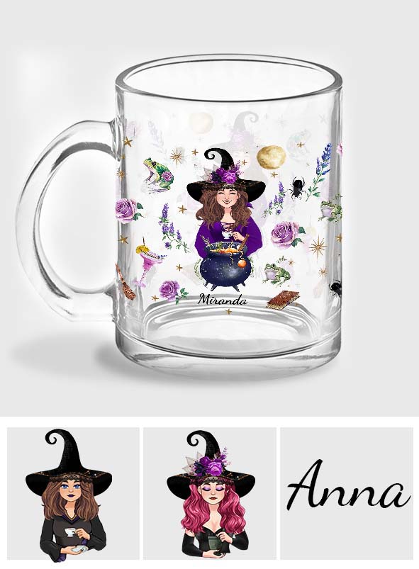 Cette sorcière a besoin de café avant de pratiquer ses arts magiques - Mug en verre personnalisé pour sorcière