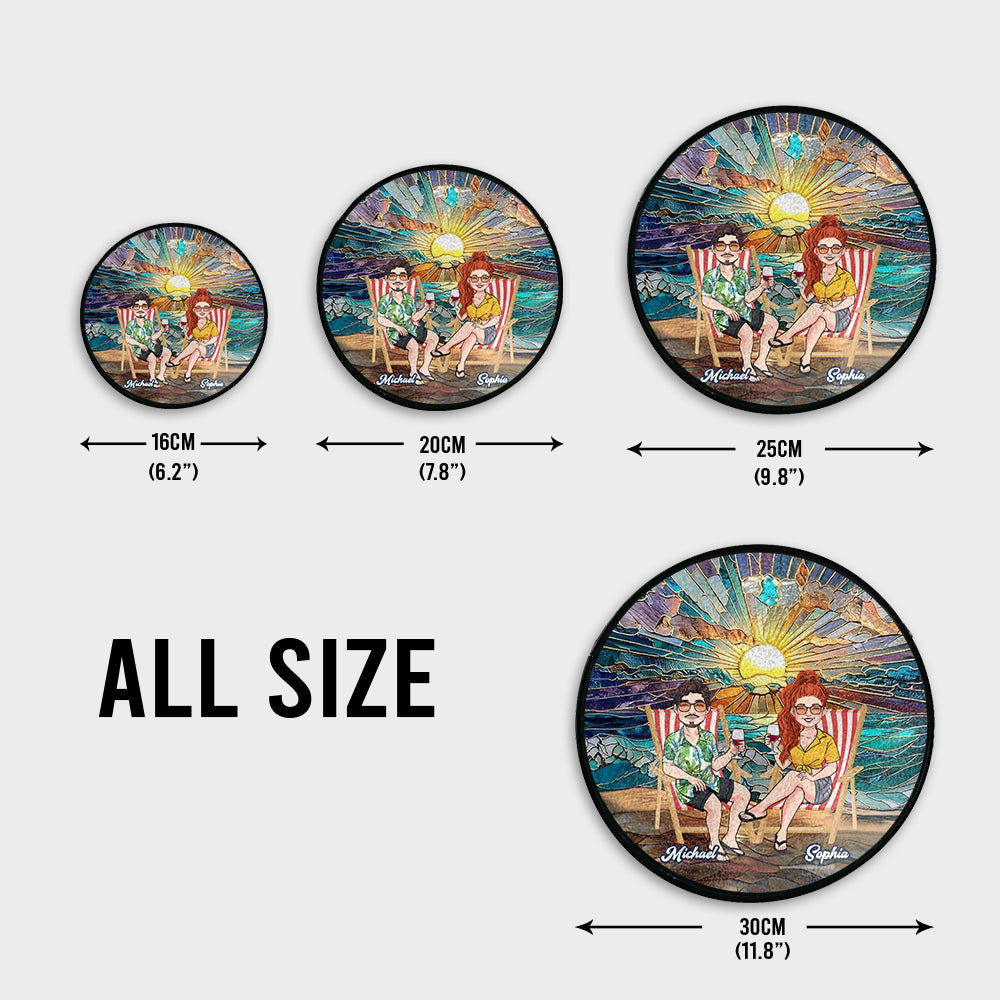 Couple heureux profitant d'une plage romantique - Attrape-soleil en vitrail personnalisé pour couple