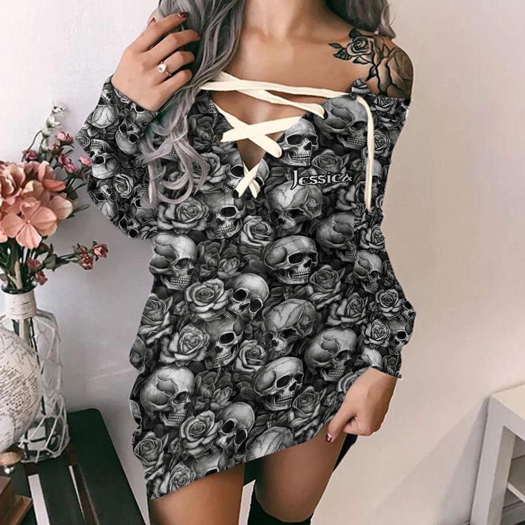 Robe personnalisée à manches longues et épaules dénudées à motif crâne et roses noir et blanc
