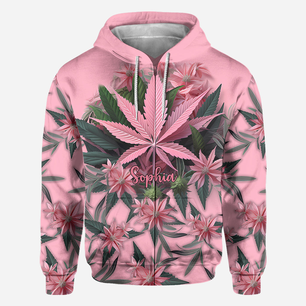 T-shirt rose « Stoner Chick » personnalisé avec motif cannabis.