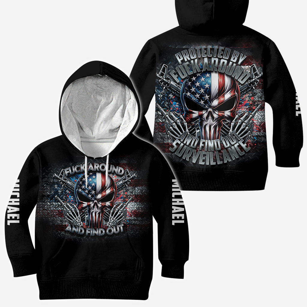 Protégé par la surveillance "Fck Around and Find out" - T-shirt personnalisé tête de mort sur toute la surface