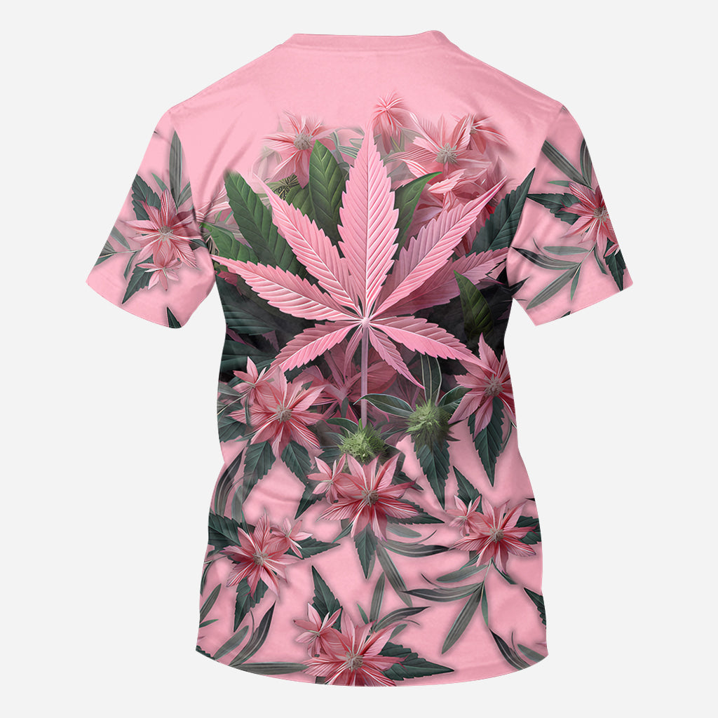T-shirt rose « Stoner Chick » personnalisé avec motif cannabis.
