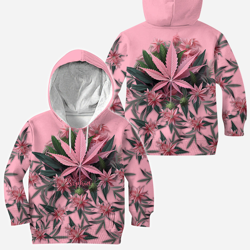 T-shirt rose « Stoner Chick » personnalisé avec motif cannabis.