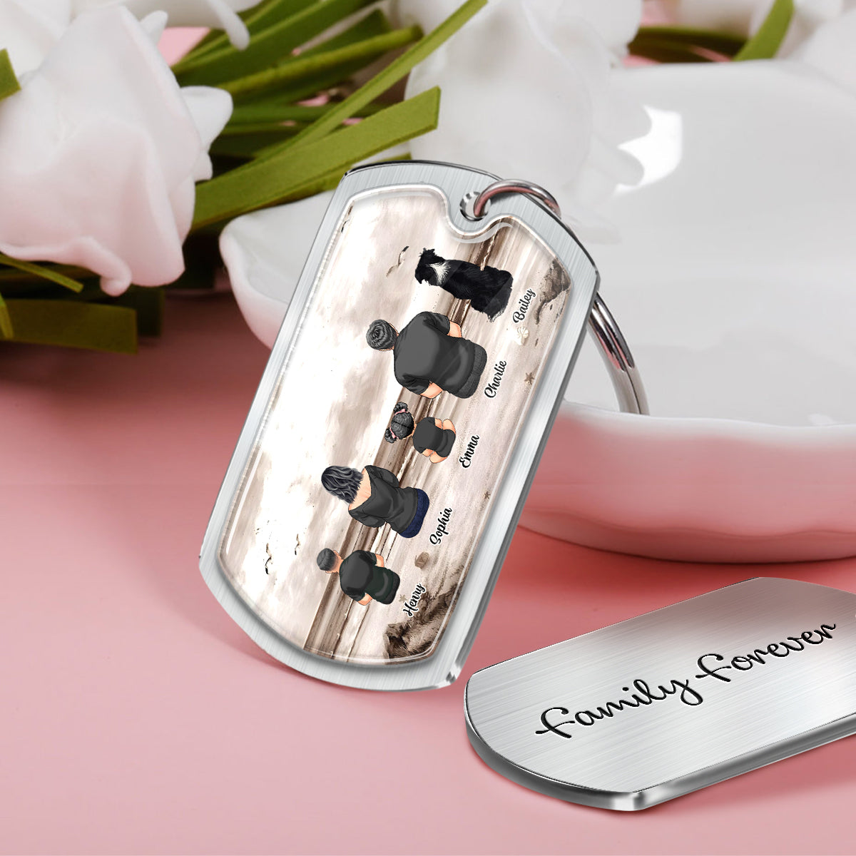 Porte-clés personnalisé en métal époxy, style rétro vintage, représentant une famille assise de dos sur une plage.