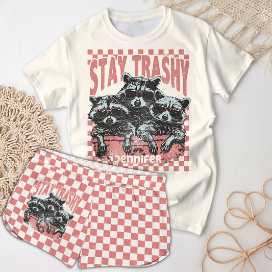 Restez déjantée ! T-shirt et short femme personnalisés avec motif raton laveur.