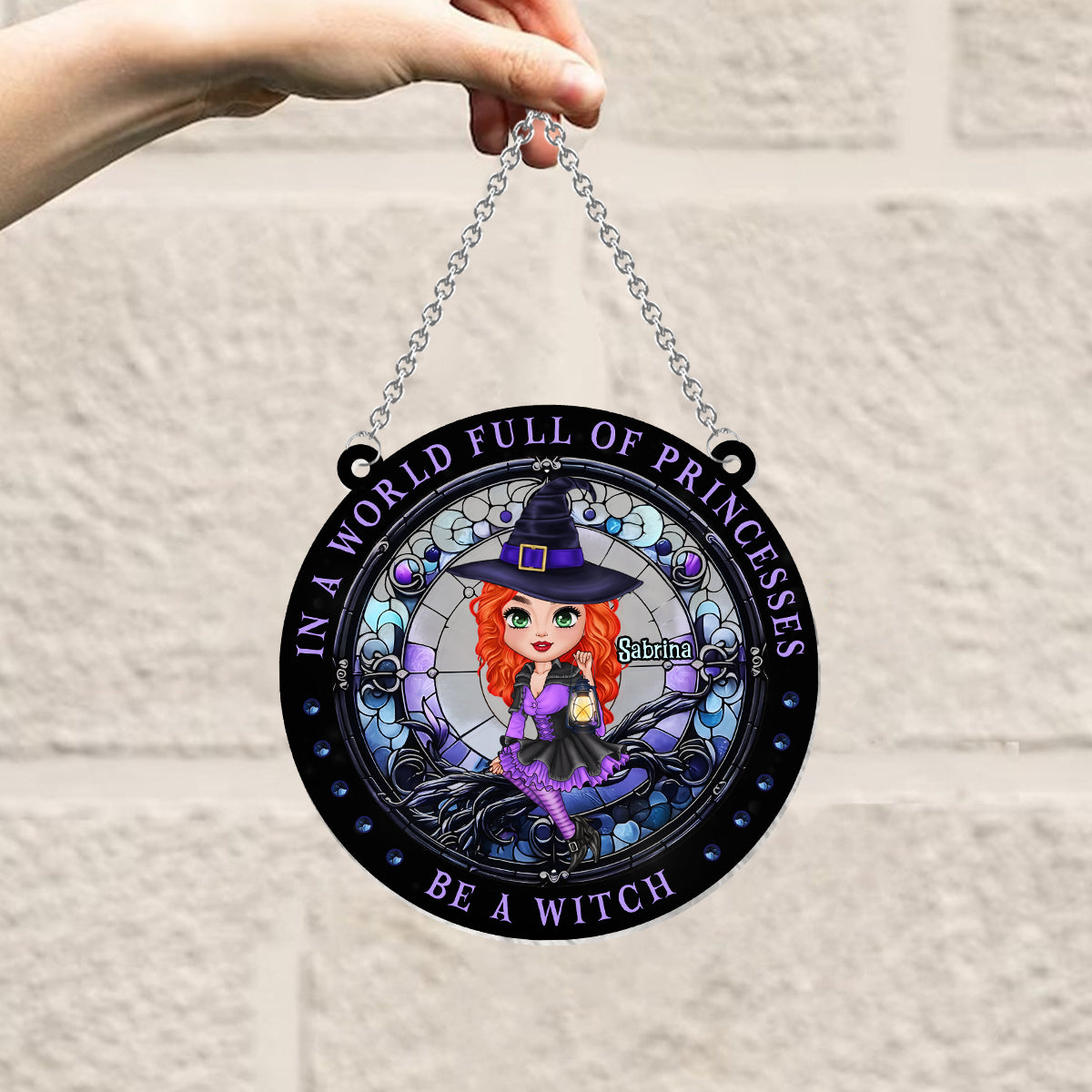 Dans un monde de princesses, soyez une sorcière ! - Décoration de fenêtre attrape-soleil sorcière personnalisée 