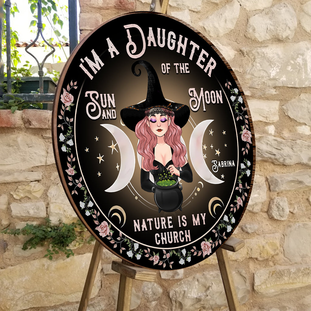 Je suis une fille du soleil et de la lune, la nature est mon église - Panneau rond en bois personnalisé pour sorcière