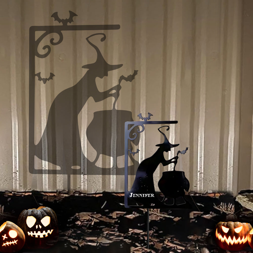 Les intrus sur la propriété d'une sorcière seront utilisés comme ingrédients - Décoration de jardin personnalisée en métal représentant une sorcière