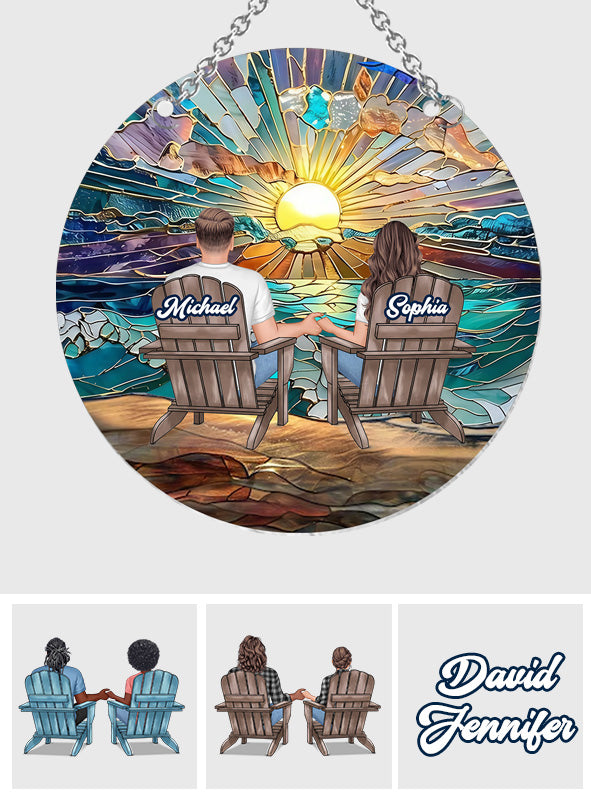 Famille heureuse profitant d'une plage romantique - Attrape-soleil personnalisé pour couple à suspendre à la fenêtre 