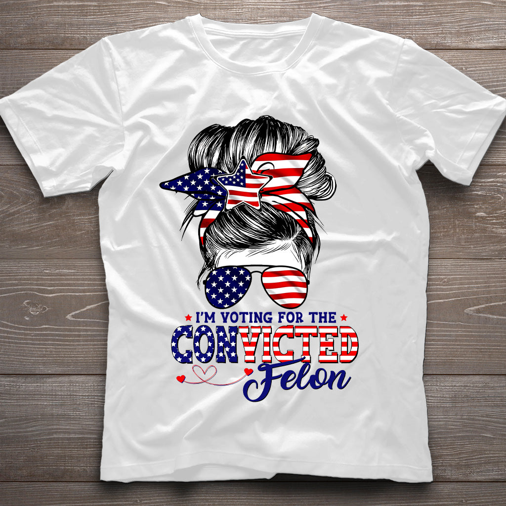 Je vote pour le T-shirt « Je vote pour le condamné » (chignon désordonné), T-shirt Trump 2024, T-shirt humoristique Trump Biden Drapeau américain, Patriote éveillé, Femmes pour Trump