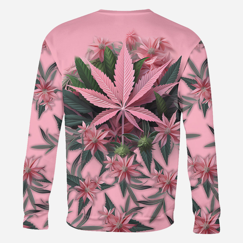 T-shirt rose « Stoner Chick » personnalisé avec motif cannabis.