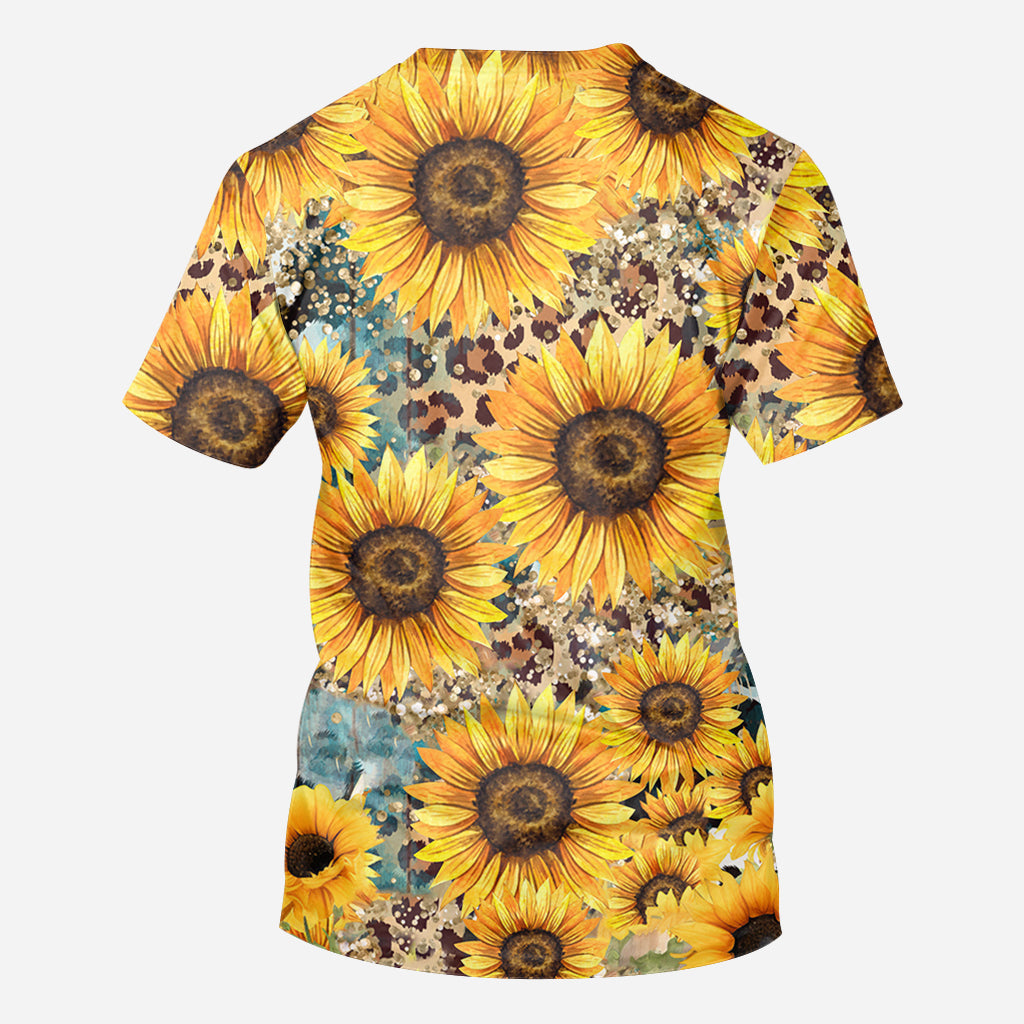 T-shirt personnalisé intégral représentant une vache des Highlands parmi des tournesols