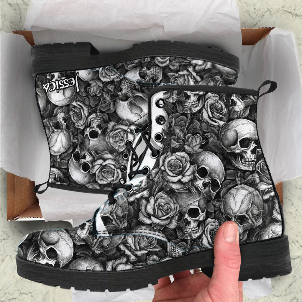 Bottes en cuir personnalisées à motif crâne et roses noir et blanc