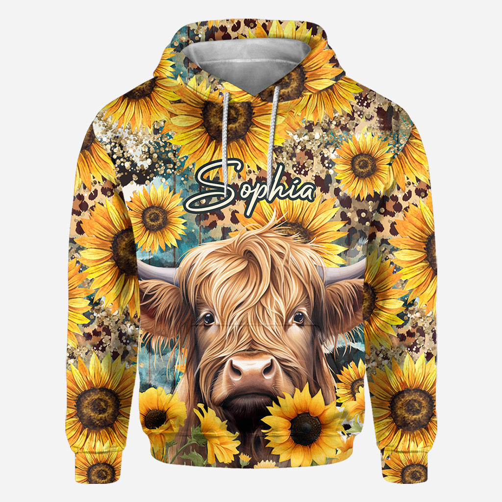 T-shirt personnalisé intégral représentant une vache des Highlands parmi des tournesols