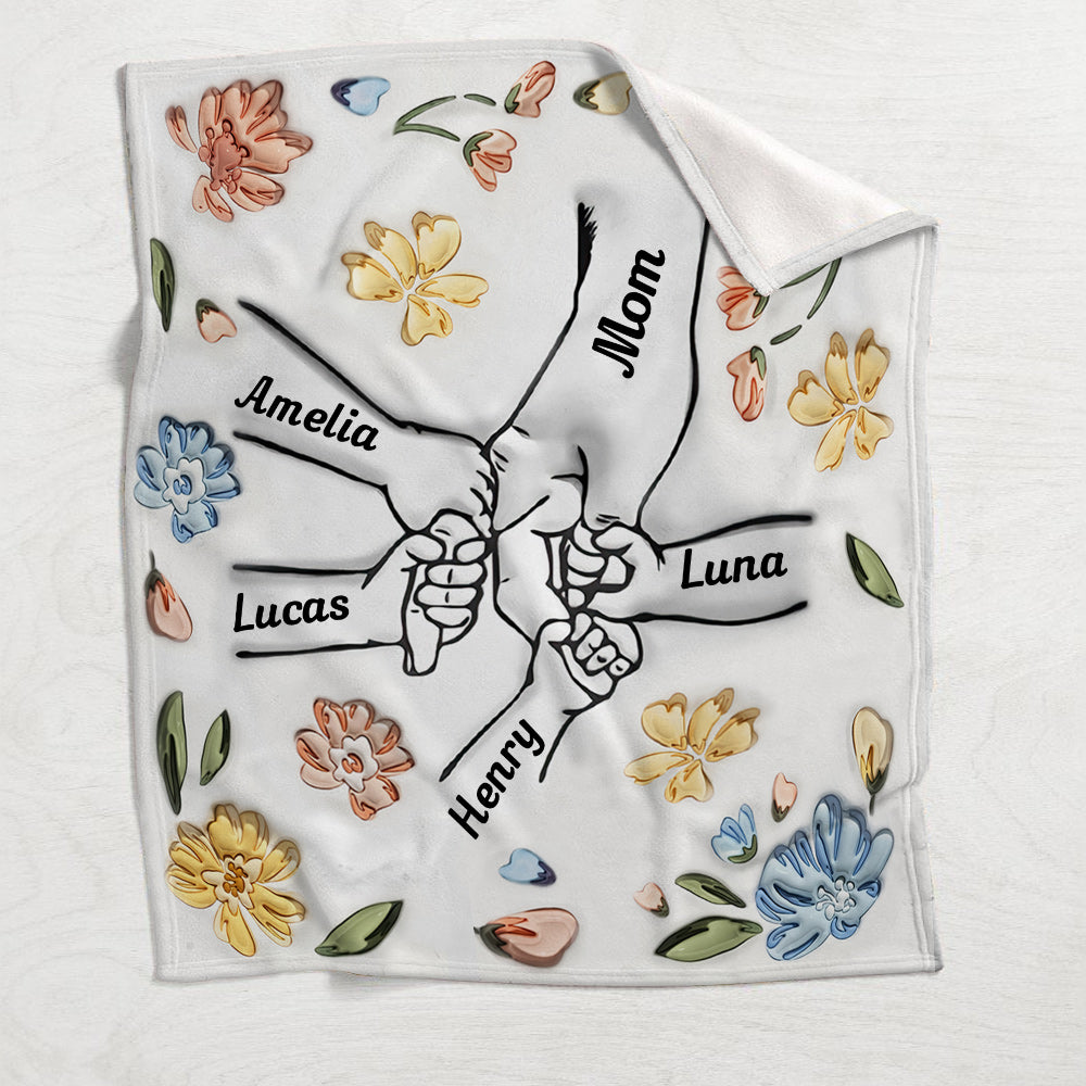 Couverture personnalisée « Mains aimantes de maman tenant des fleurs pastel »