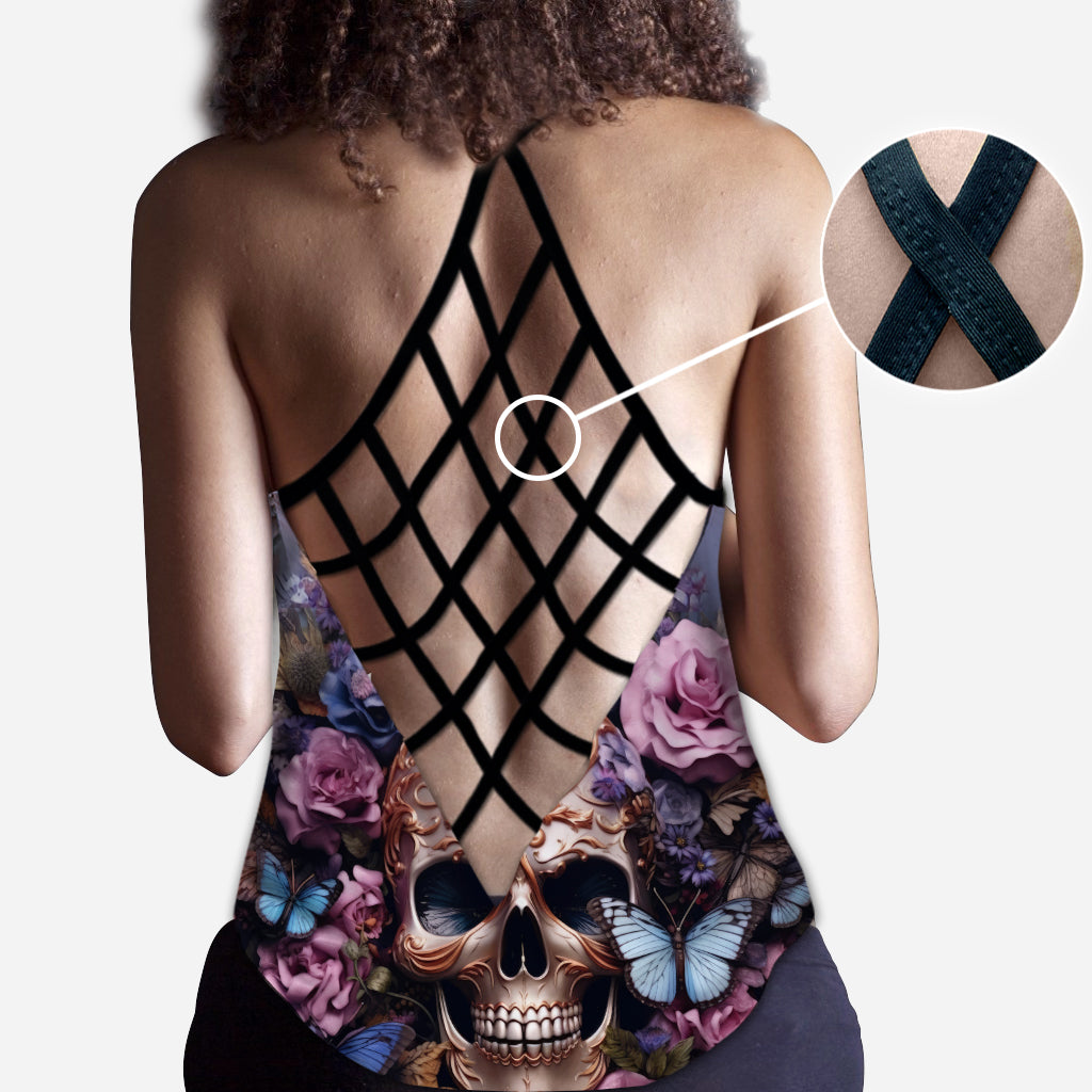 Débardeur personnalisé à motif crâne et croix, orné de roses et de papillons.