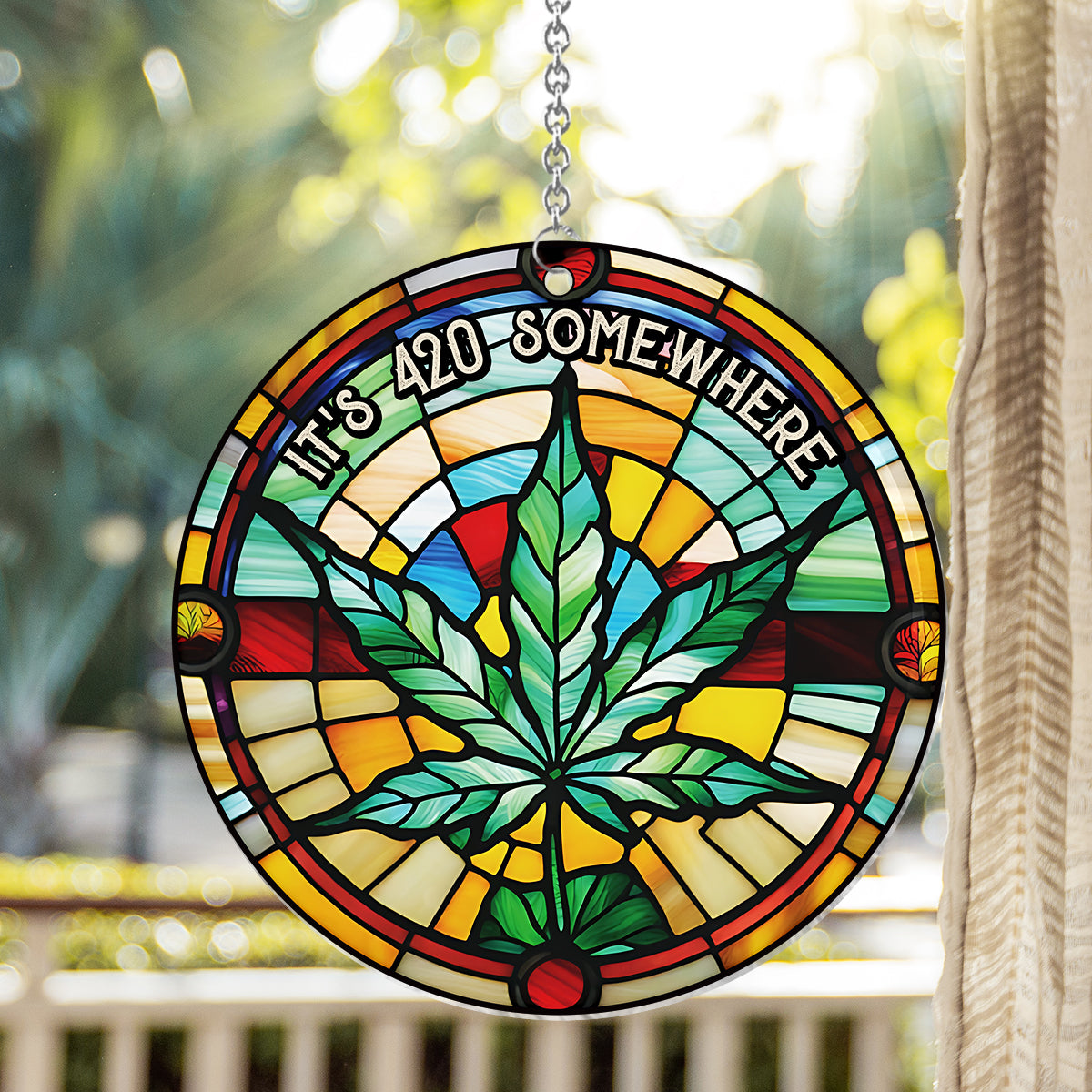 Il fait 420 quelque part - Décoration de fenêtre personnalisée attrape-soleil en forme de cannabis 