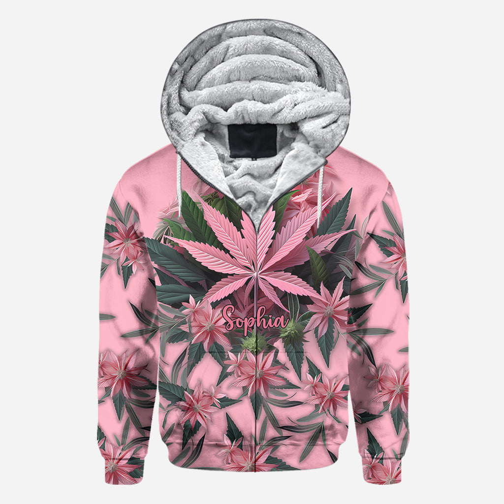 T-shirt rose « Stoner Chick » personnalisé avec motif cannabis.